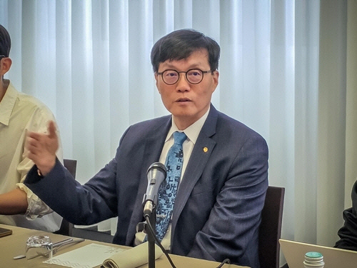 이창용 한국은행 총재가 5일 오전(현지시간) 아시아개발은행(ADB) 연차총회 참석차 방문한 이탈리아 밀라노의 한 호텔에서 기자들과 간담회를 하고 있다. [한국은행 제공]